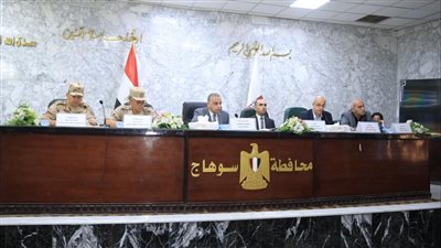 محافظ سوهاج يناقش مع القيادات التنفيذية موقف مشروعات حياة كريمة 