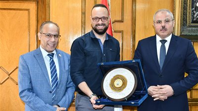 مندور يُهدي درع جامعة قناة السويس لقائدي أوركسترا وكورال الحلم