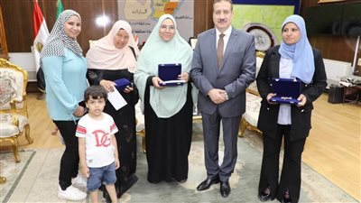 محافظ المنوفية يسلم هدية رئيس الجمهورية للأمهات المثاليات تقديرًا لقصص كفاحهن