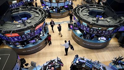 الأسهم الأمريكية تفتح على انخفاض قبيل التصويت على اتفاق سقف الديون