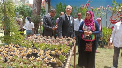سفير المجر يزور معرض الزهور بالمتحف الزراعي (صور)