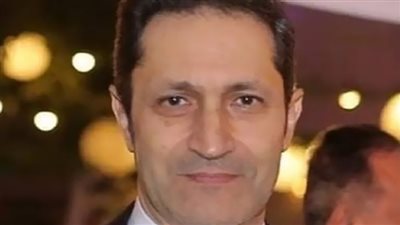 علاء مبارك يستنكر ارتداء بعض الفنانين ملابس غير لائقة.. أنتم قدوة