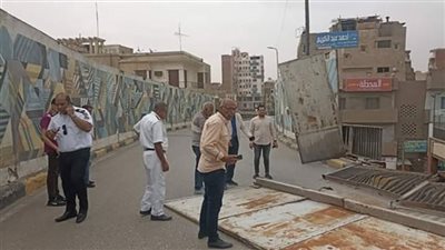 سكرتير بني سويف يشرف على سقوط سور كوبري ميدان حارث 