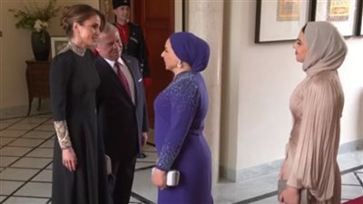 انتصار السيسي تصل لحضور حفل زفاف الأمير الحسين وملك الأردن يستقبلها (شاهد)