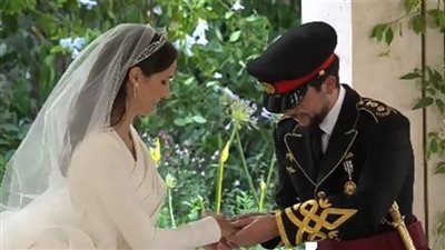زواج ولي عهد الأردن.. الأمير الحسين والآنسة رجوة يتبادلان خواتم الزواج (فيديو)