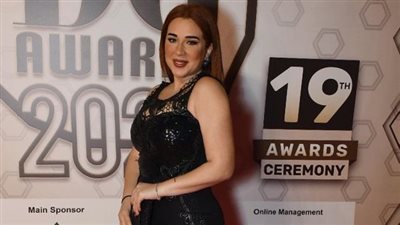  أسما شريف منير فراشة ساحرة باللبني المزخرف (صور)