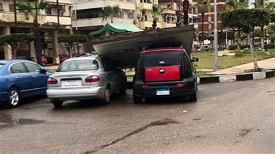 سقوط لافتة إعلانية بالقاهرة الجديدة بسبب العاصفة 