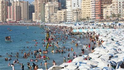 إسكندرية ليه.. الشواطئ المجانية لعروس البحر الأبيض تزدحم بالمواطنين 