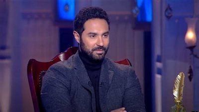كريم فهمي يدافع عن فنانة قررت الاعتزال .. 
