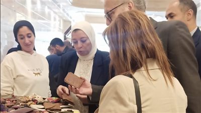 سفيرا إندونسيا وصربيا يشيدان بجودة منتجات معرض أندية الفتاة والمرأة 