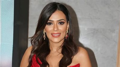 إنچي المقدم نجمة لامعة في عالم الموضة بالأحمر الصارخ (شاهد)