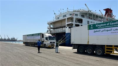 أولى طلائع الجسر البحري الإغاثي السعودي تصل بورتسودان