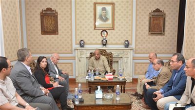 وزير قطاع الأعمال يبدأ جولة ميدانية داخل 