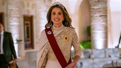 إيلي صعب يبدع في تصميم الملكة رانيا العبد الله في حفل قعد قران نجلها الأمير حسين (صور)