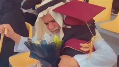 مشهد يأسر القلوب.. أب يحتضن ابنته ويقبل يدها في حفل تخرجها
