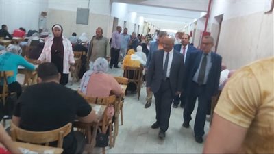 نائب رئيس جامعة الزقازيق يطمئن على سير أعمال الامتحانات بكلية العلوم