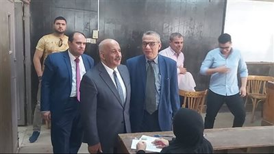 نائب رئيس جامعة الزقازيق يتفقد سير أعمال الامتحانات بكلية العلوم