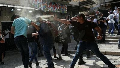 مواجهات بين مستوطنين وفلسطينيين في حي الشيخ جراح بالقدس