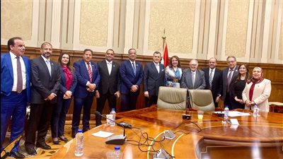 أحمد عيسي يستعرض عرض تقدمي للحركة السياحية للعام ٢٠٢٣  بمجلس الشورى