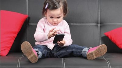 مقترح يحظر استخدام الأطفال للموبايل حتى المرحلة الثانوية