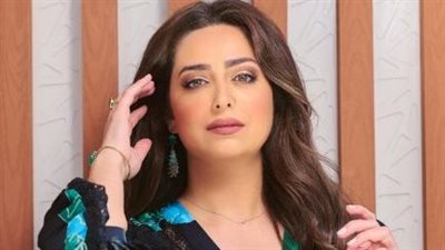 هبة مجدي تخطف الأضواء بالأسود المجسم (صور)