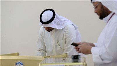 الكويتيون يتوجهون إلى صناديق الاقتراع لاختيار أعضاء مجلس الأمة الجدد
