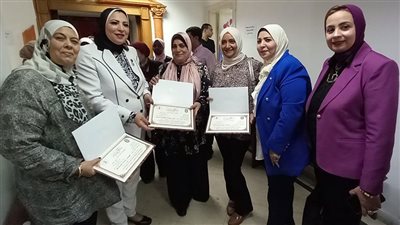 لجنة المرأة لحزب الوفد بالاسكندرية تكرم العاملات بمختلف الهيئات والمؤسسات بالمحافظة  