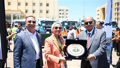 وزيرة البيئة ومحافظ الإسكندرية يشهدان مراسم اصطفاف معدات حديثة لمنظومة النظافة 