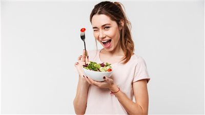 طبيبة تغذية تحذر 4 أشخاص من تناول الجبن القريش