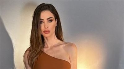  أنابيلا هلال مثيرة بالبني وألوان شولدر (صور)