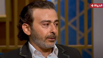 أحمد عزمي يبكي على الهواء ويكشف كواليس إدمانه وسجنه (فيديو)