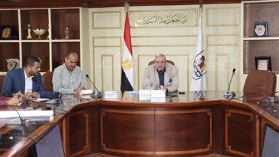 محافظ بني سويف يناقش تطوير ورفع كفاءة سوق الدهشوري