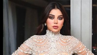 هيفاء وهبي تنافس عارضات الأزياء بإطلالة شفافة (صور)