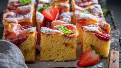 خطوة بخطوة حضري كيكة الفراولة بالزبادي