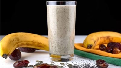 كوكتيل الموز بالتمر والمكسرات مفيد لأوقات الامتحانات 