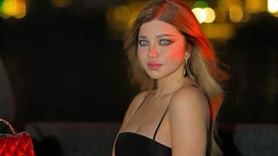 ياسمين الخطيب تخطف الأنظار بالأسود اللامع