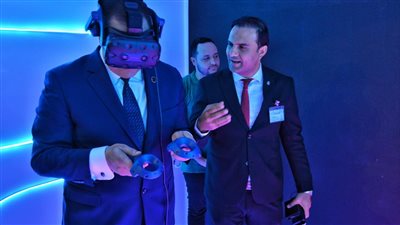 إجراء عملية افتراضية عبر تقنية (VR) باستخدام النظارات الذكية