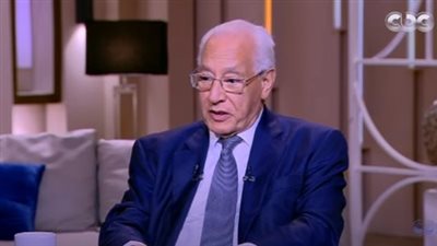 تعليق علي الدين هلال على فوزه بجائزة النيل.. أشعر بالتقدير (فيديو)