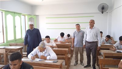 طلاب الأدبي يؤدون امتحان البلاغة في الثانوية الأزهرية بالإسماعيلية 