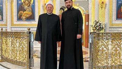 المفتي يتجول داخل كنيسة 