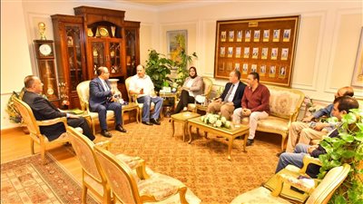 محافظ أسيوط يلتقي العضو المنتدب لشركة مصر للإدارة التعليمية 