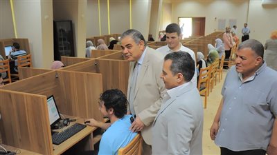 رئيس جامعة كفرالشيخ يتابع الامتحانات الإلكترونية لطلاب الطب البيطري والصيدلة 
