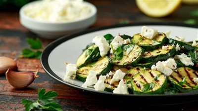 اصنعي طبق فيتامينات وحضري سلطة الكوسا المشوية بالجبن