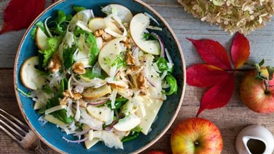 حضري سلطة التفاح بالجرجير والجبنة الفيتا وقاومي الجوع 