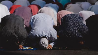 فضل التبكير في الذهاب إلى المساجد وانتظار الصلاة 