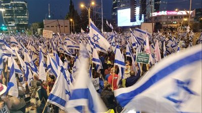 تظاهرات تجوب تل أبيب.. والمشاركون يرقصون على الموسيقىي