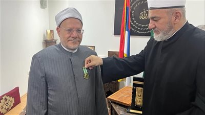 مفتي بلجراد يقلِّد مفتي الجمهورية وسامَ وحدة العالم الإسلامي