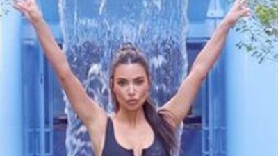  كيم كارداشيان تستعين بالأسود المكشوف لأستعراض أنوثتها (صور)