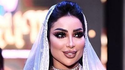 دنيا بطمة تطل بالترتر والريش يزيد من نعومة إطلالتها 