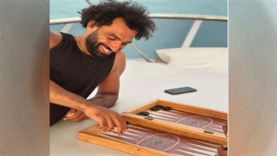 محمد صلاح يستعد للانضمام لمنتخب مصر بعد إجازة مع أسرته (صور)